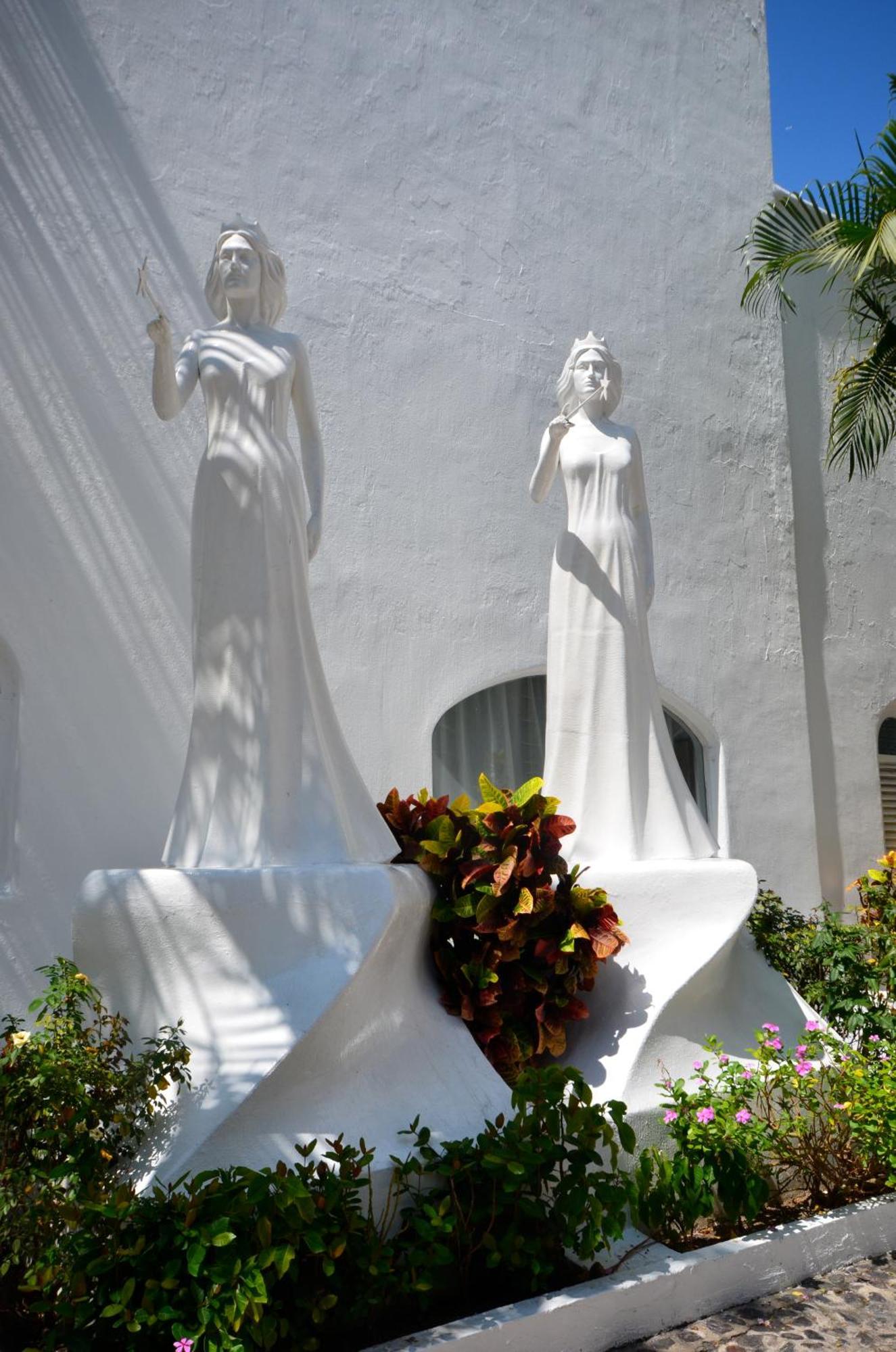 라스 아다스 바이 브리사스 만사니요 외부 사진 The two statues of the Virgin Mary
