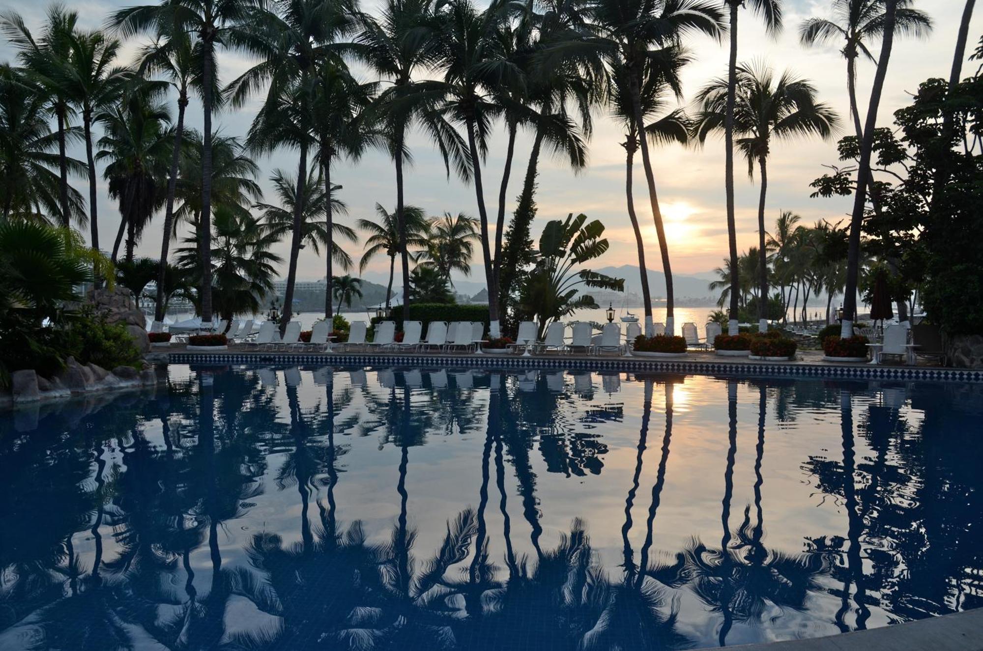 라스 아다스 바이 브리사스 만사니요 외부 사진 Sunset at the InterContinental Resort