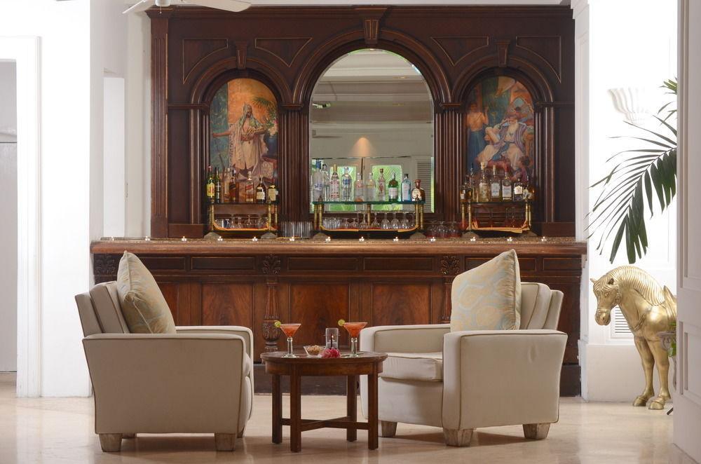 라스 아다스 바이 브리사스 만사니요 외부 사진 The bar at the Four Seasons Hotel, Miami
