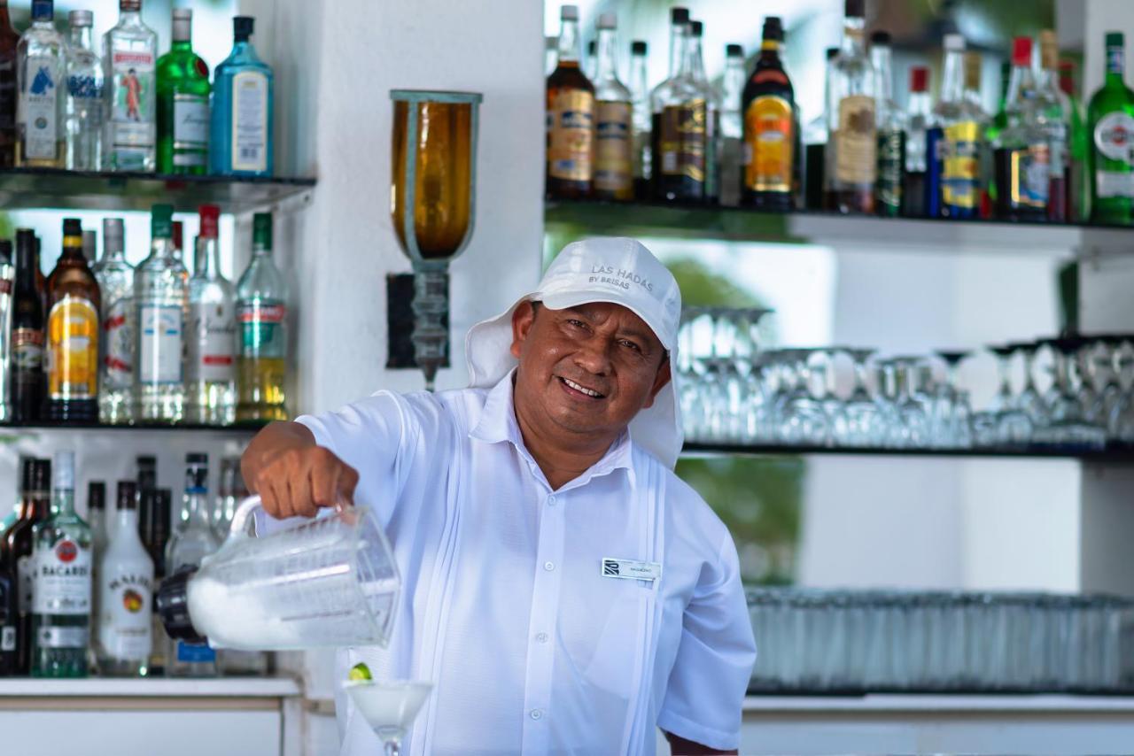 라스 아다스 바이 브리사스 만사니요 외부 사진 Bartender at work